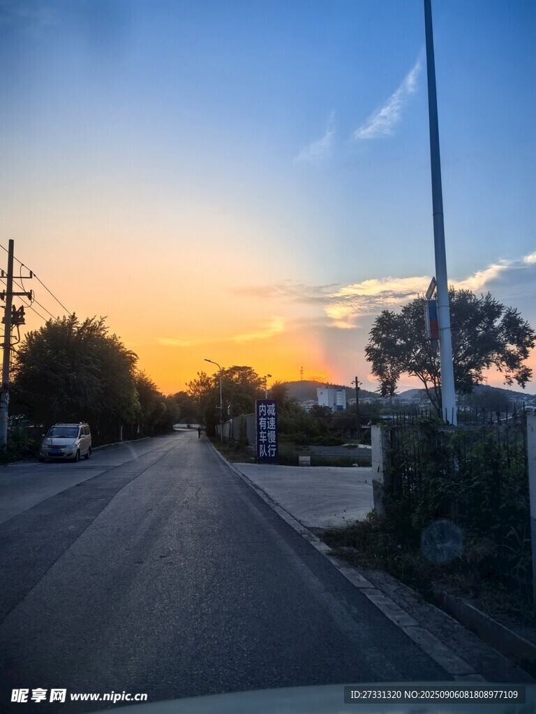 黄昏时的宁静街道