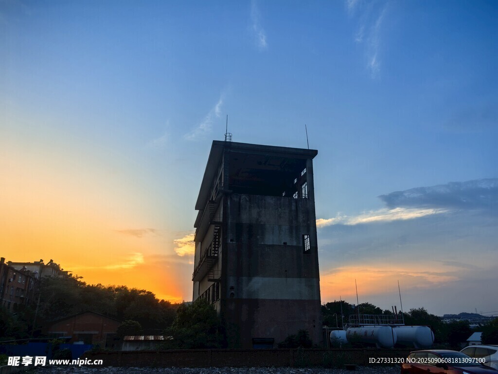 夕阳下的高楼建筑