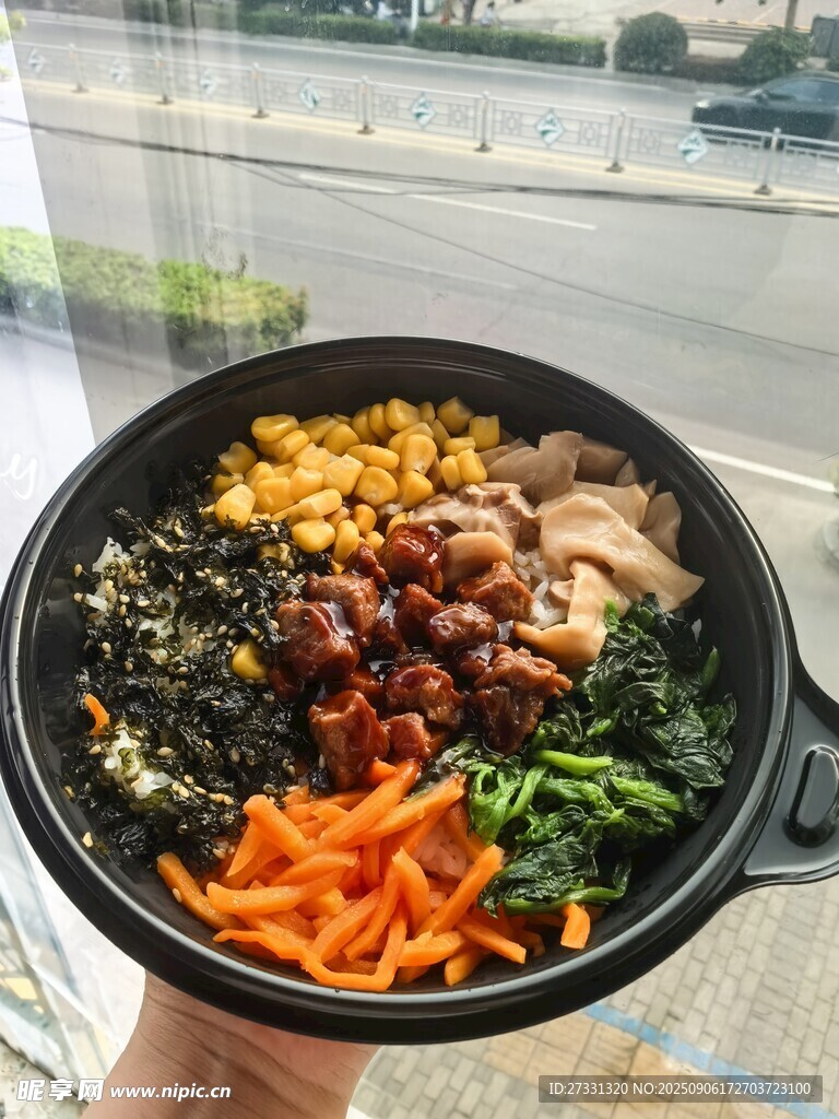 美味营养的缤纷蔬菜拌饭