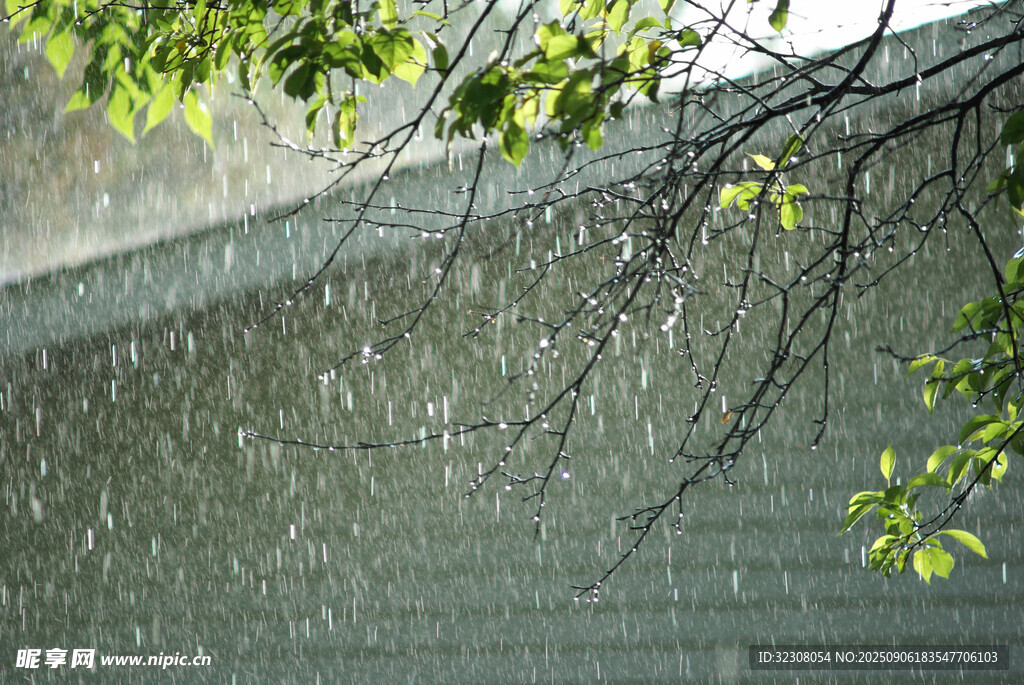 雨中屋檐 