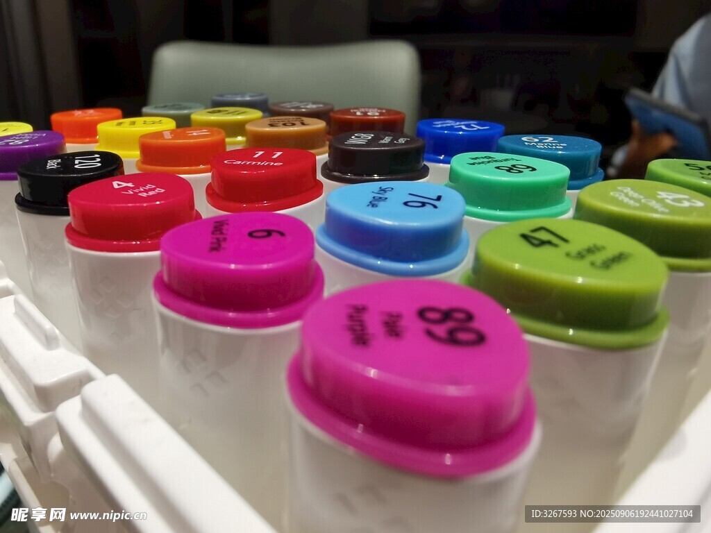 多彩蛋糕杯整齐排列