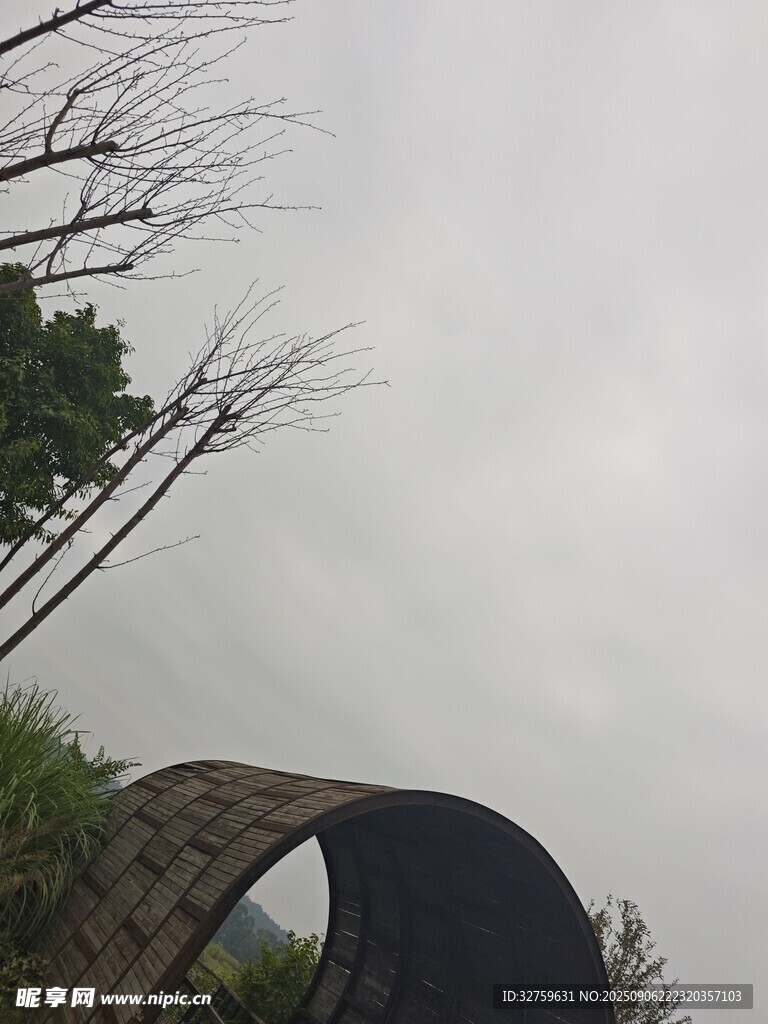 拱形建筑与周边树木景观