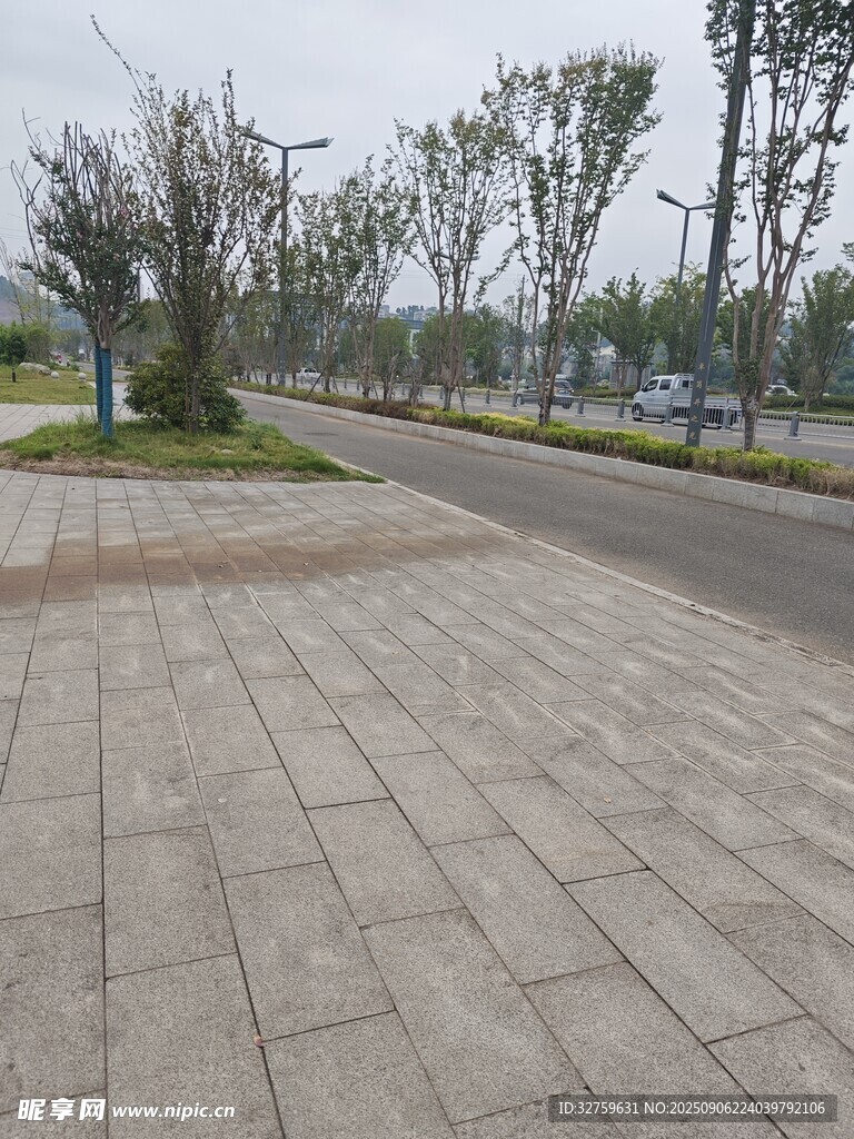 城市中整洁的砖石铺就道路