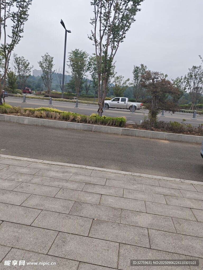 空旷道路旁的砖石铺就地面
