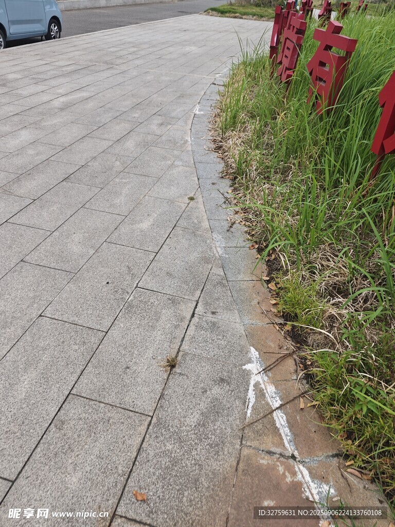 路边草地旁的砖石路面