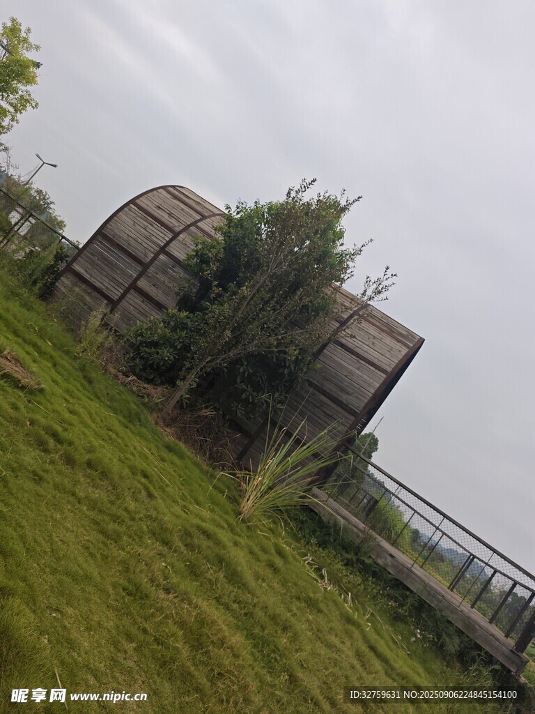 田野中的复古火车车厢