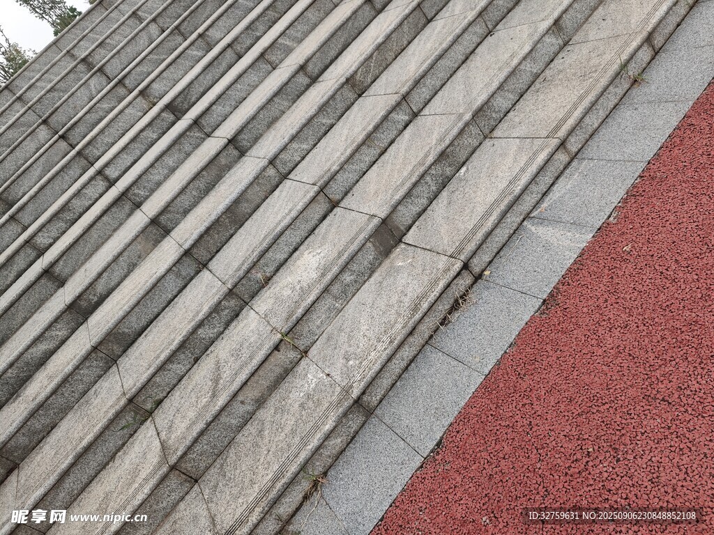 屋顶瓦片与红色地面景观