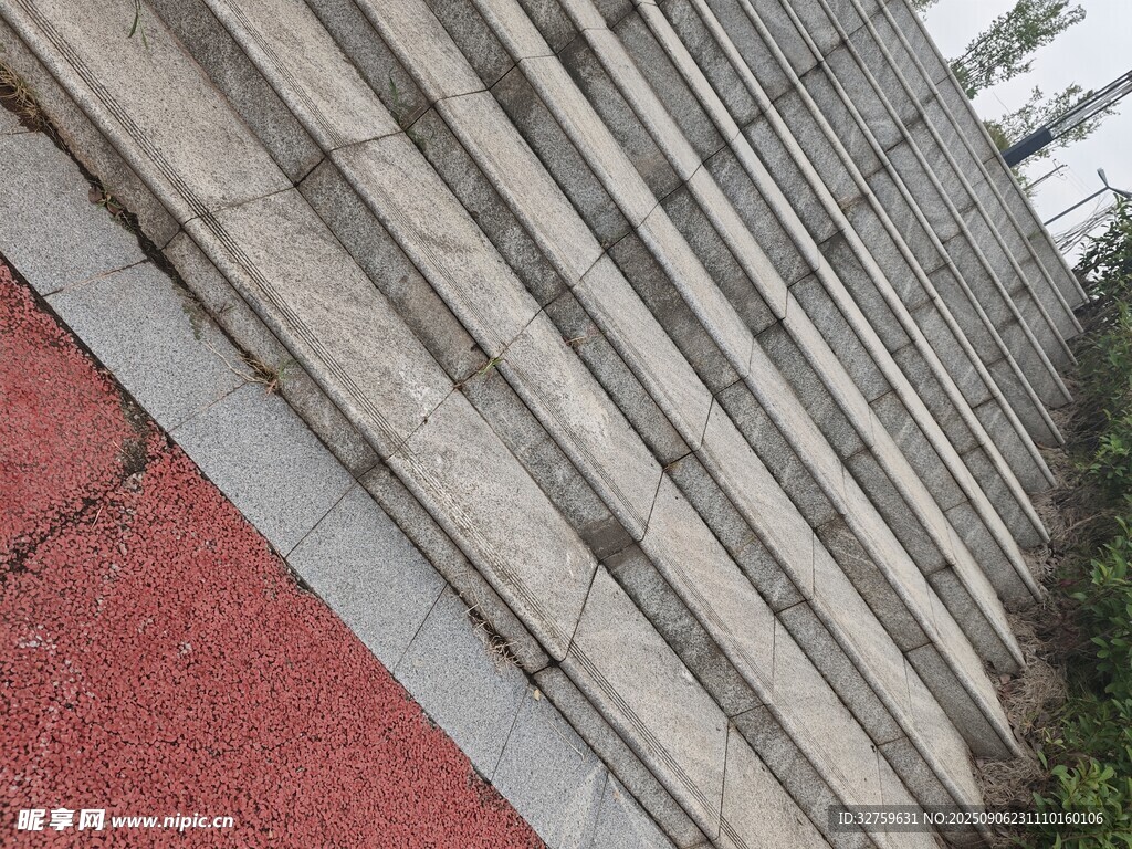 倾斜视角下的灰白红建筑墙面