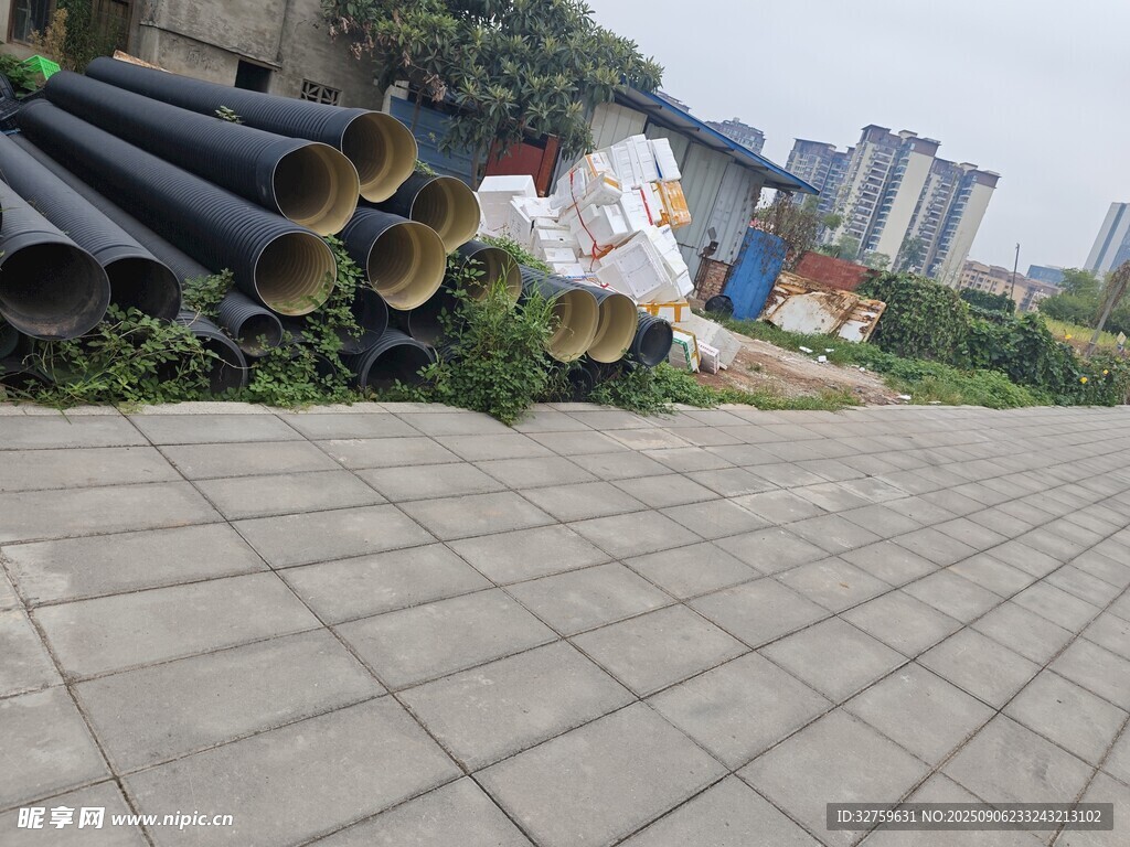 户外堆放的黑色管道材料