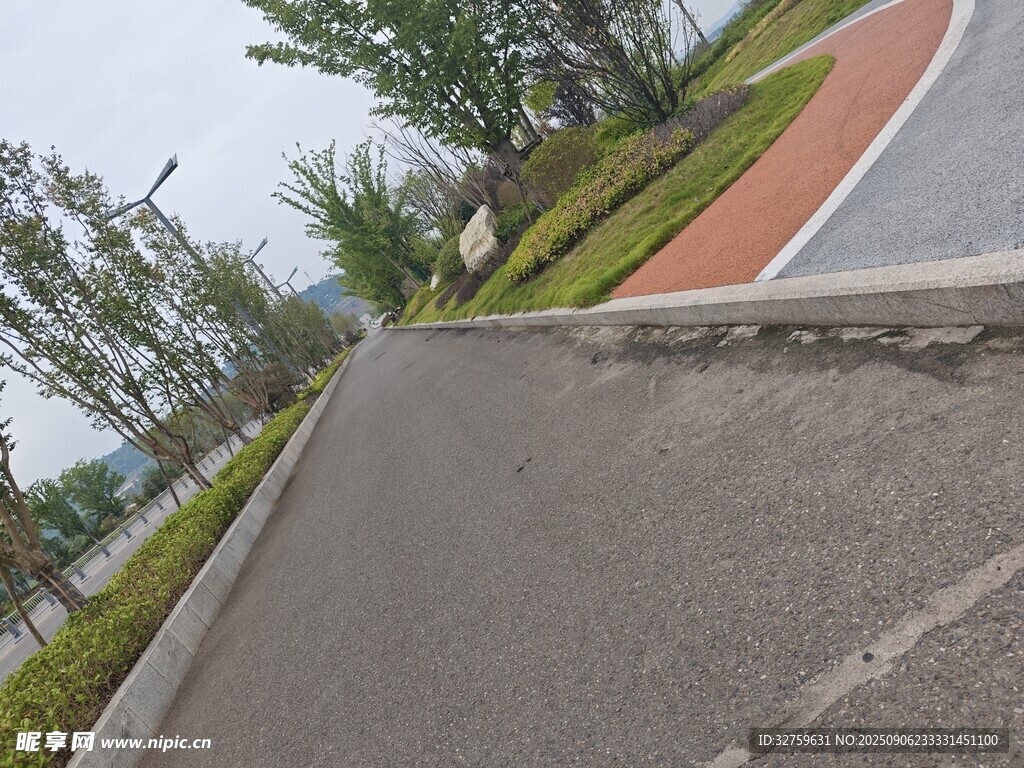 城市中的整洁道路景观
