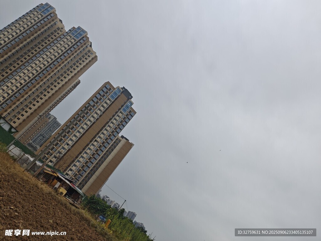 高楼林立的城市景观