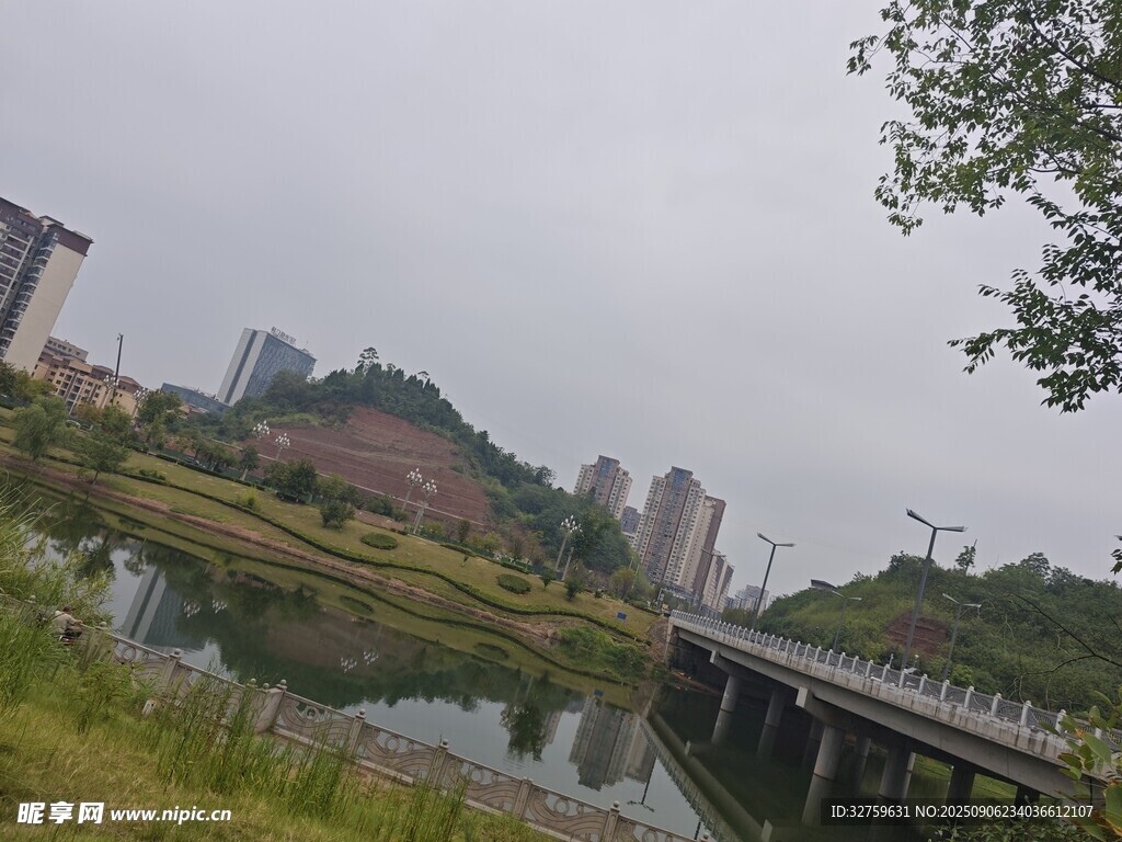 城市湖畔风景 