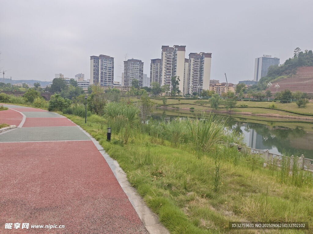 城市河畔的多彩步道景观