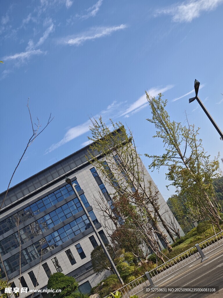 现代建筑与蓝天绿树景观