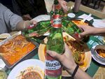 聚餐场景中的啤酒与美食