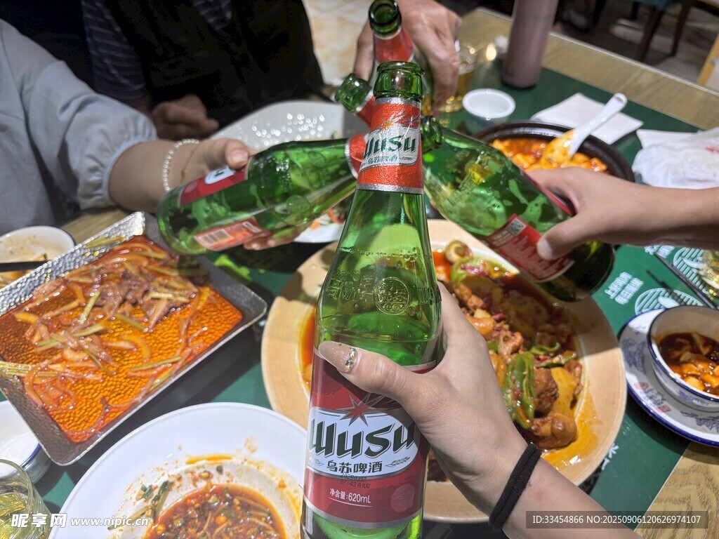 聚餐场景中的啤酒与美食