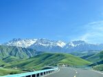 公路旁的壮美雪山风景