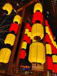 悬挂的红黄传统中式灯笼夜景灯笼
