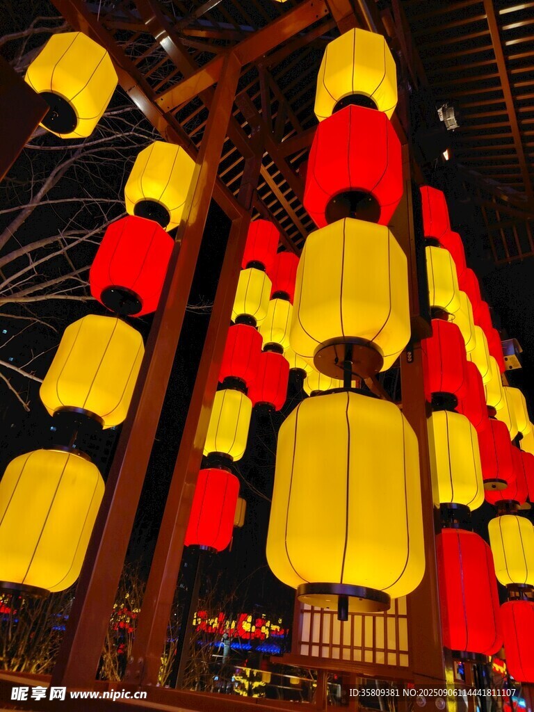 悬挂的红黄传统中式灯笼夜景灯笼