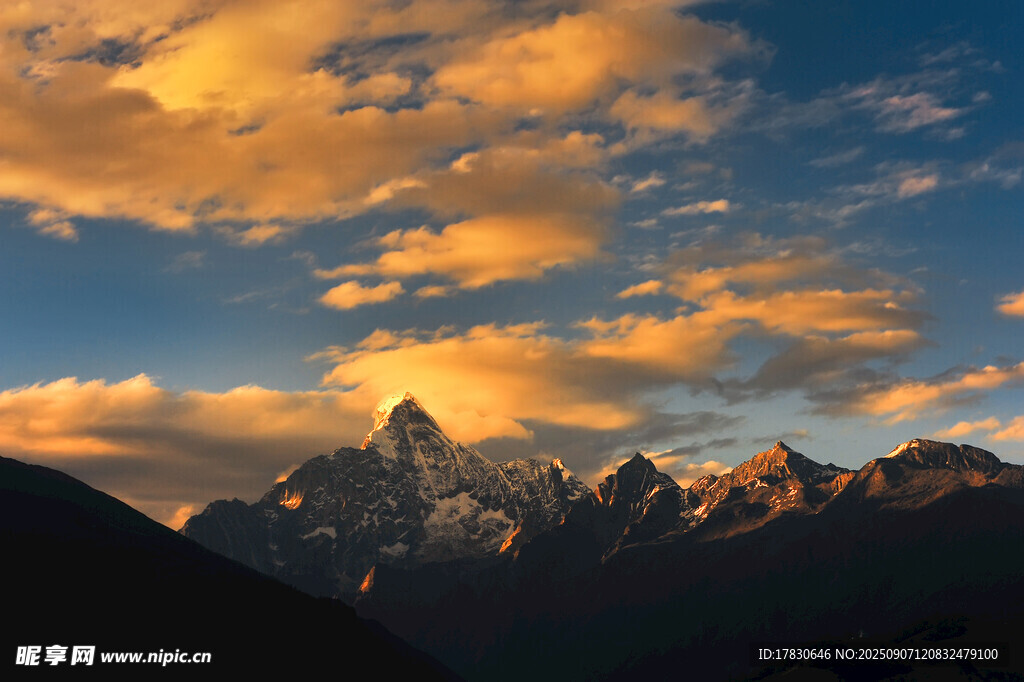 夕阳下的壮丽雪山美景