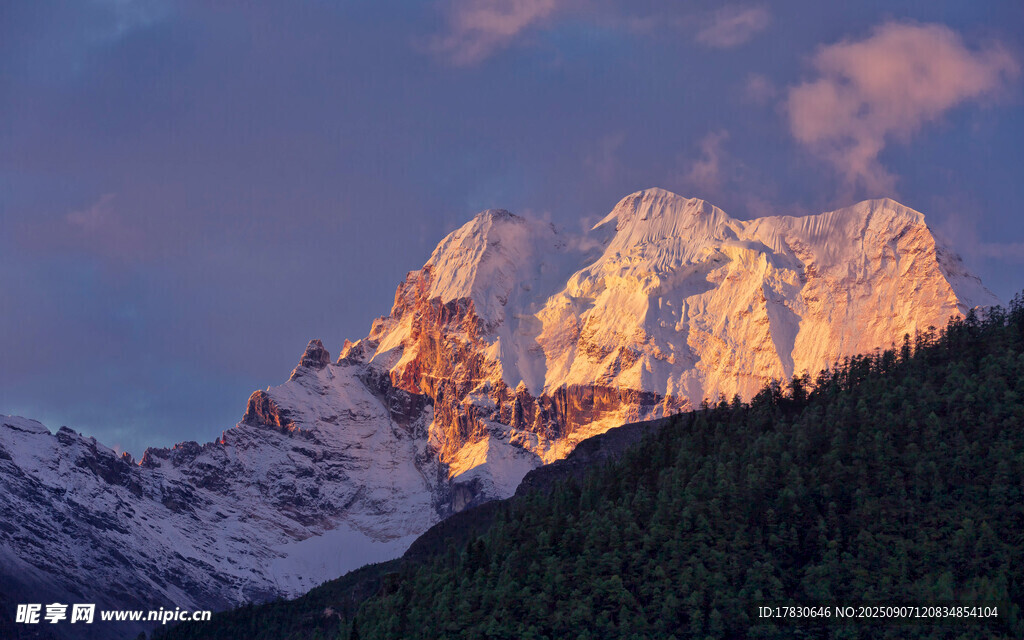 夕阳下的壮丽雪山美景