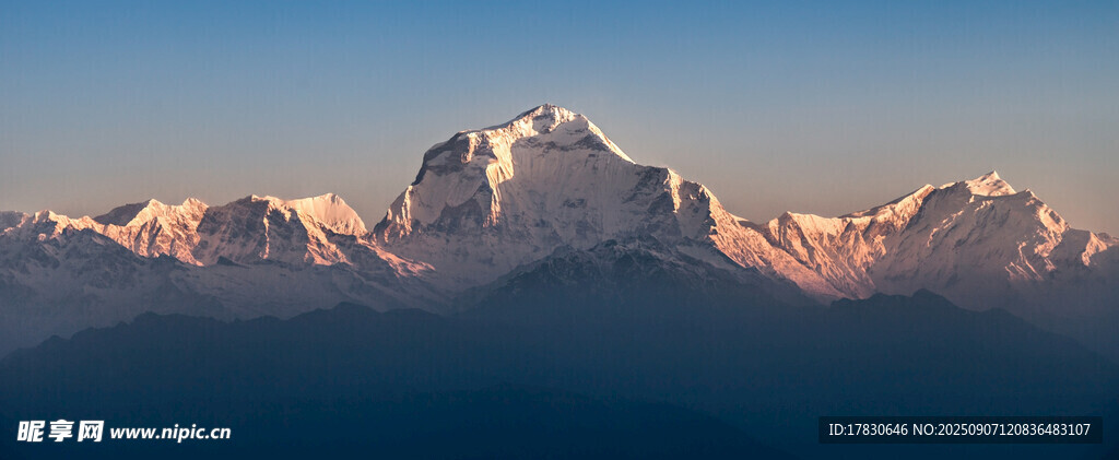 壮丽雪山日出美景