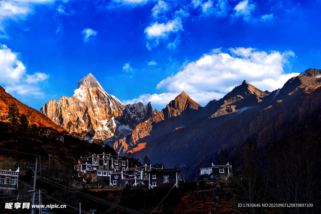 壮丽雪山下的村落景观
