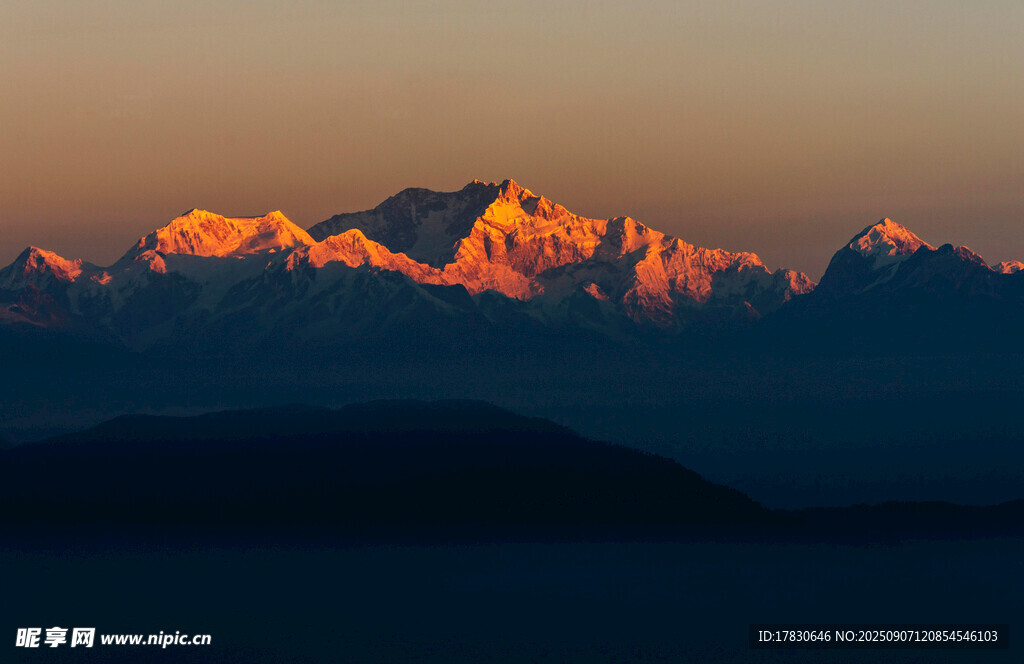 夕阳下的壮丽雪山景观