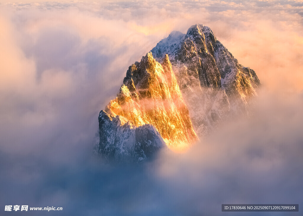 云雾中闪耀光芒的巍峨山峰
