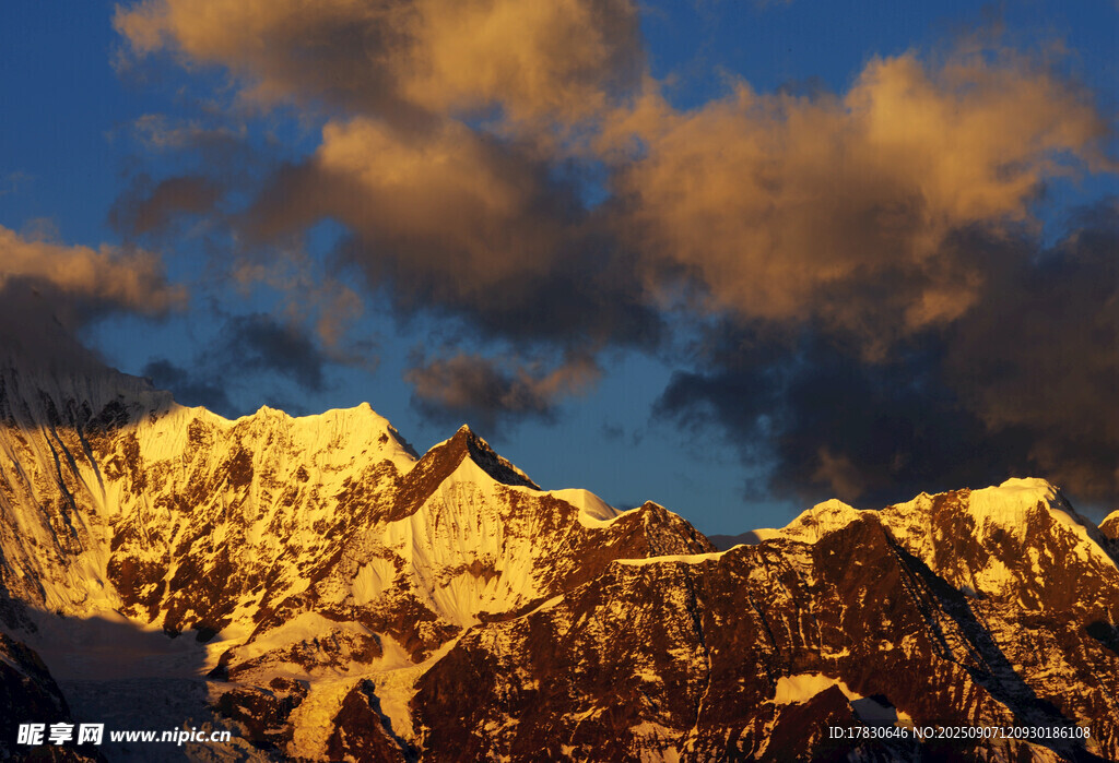 夕阳下的壮丽雪山