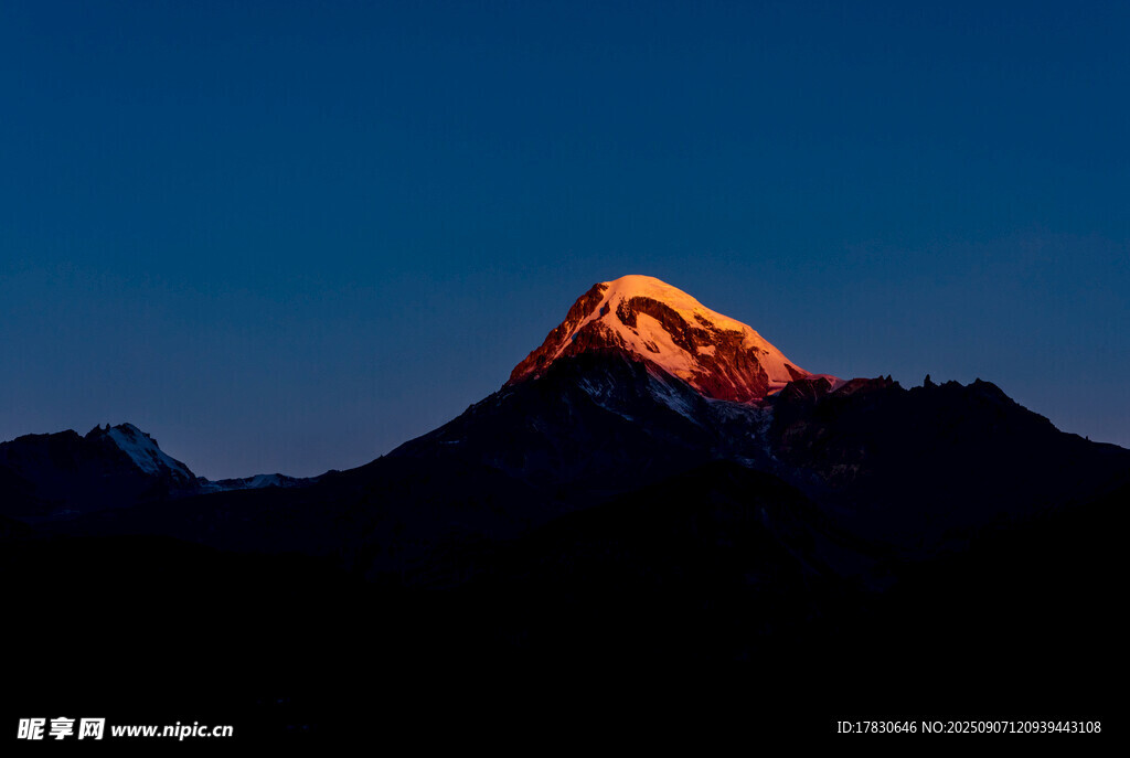 夕阳下的壮丽山峰