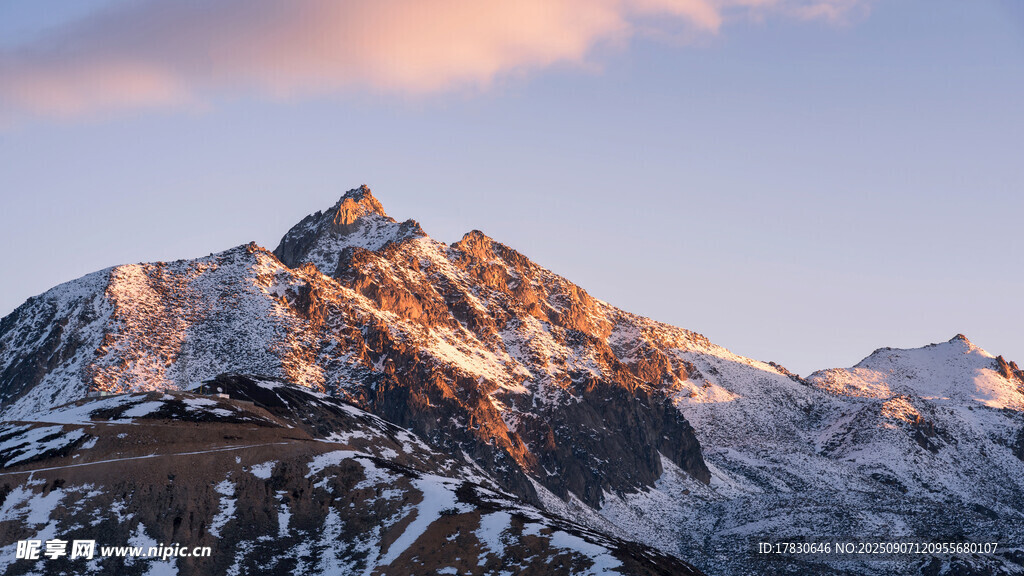 雪山壮丽日出景观
