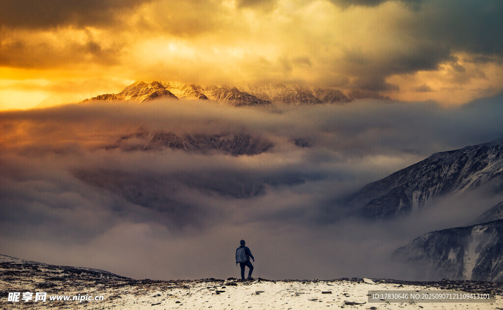 雪山之巅的孤独行者