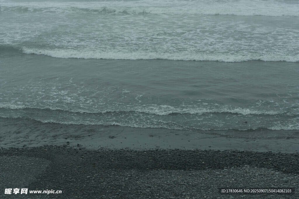 海边灰调海浪与沙滩景象