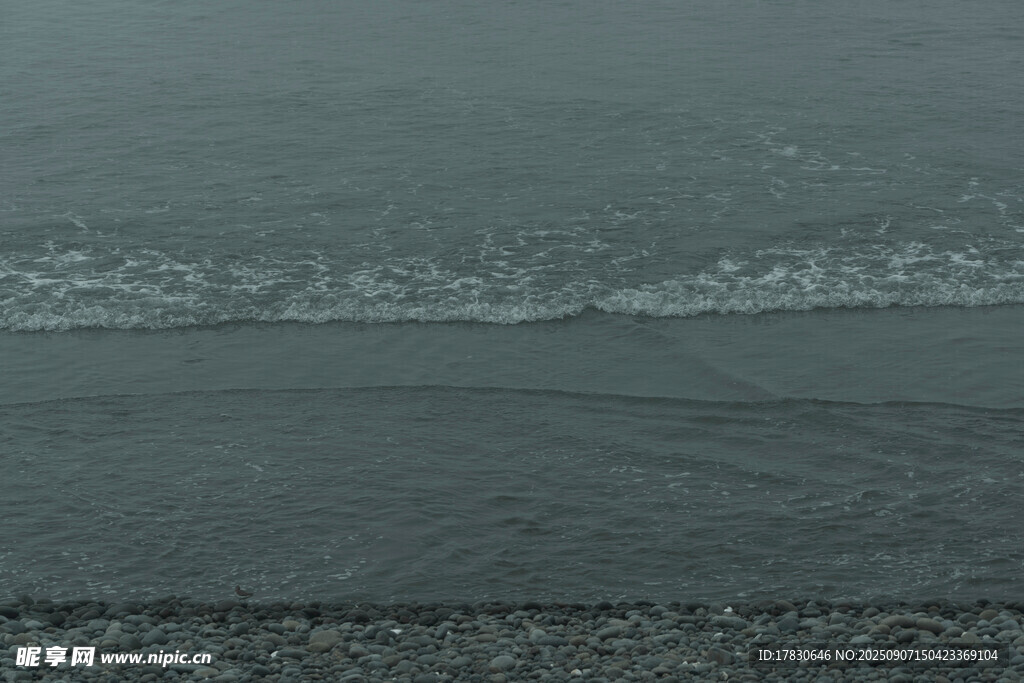 海浪轻拍沙滩的静谧画面