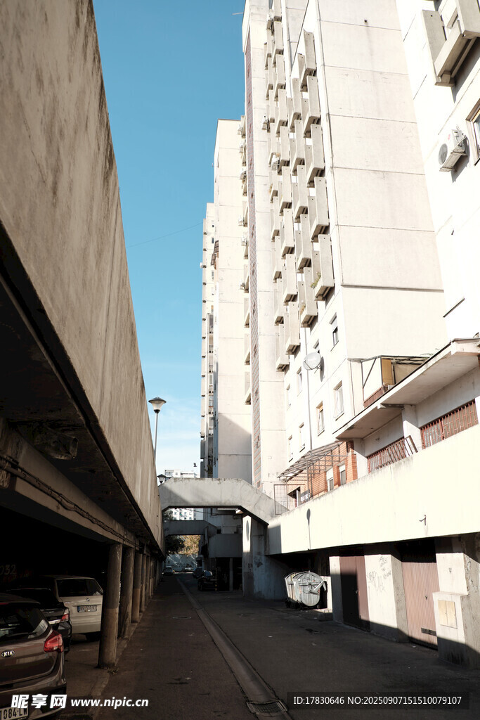 城市狭窄巷道与高楼景象