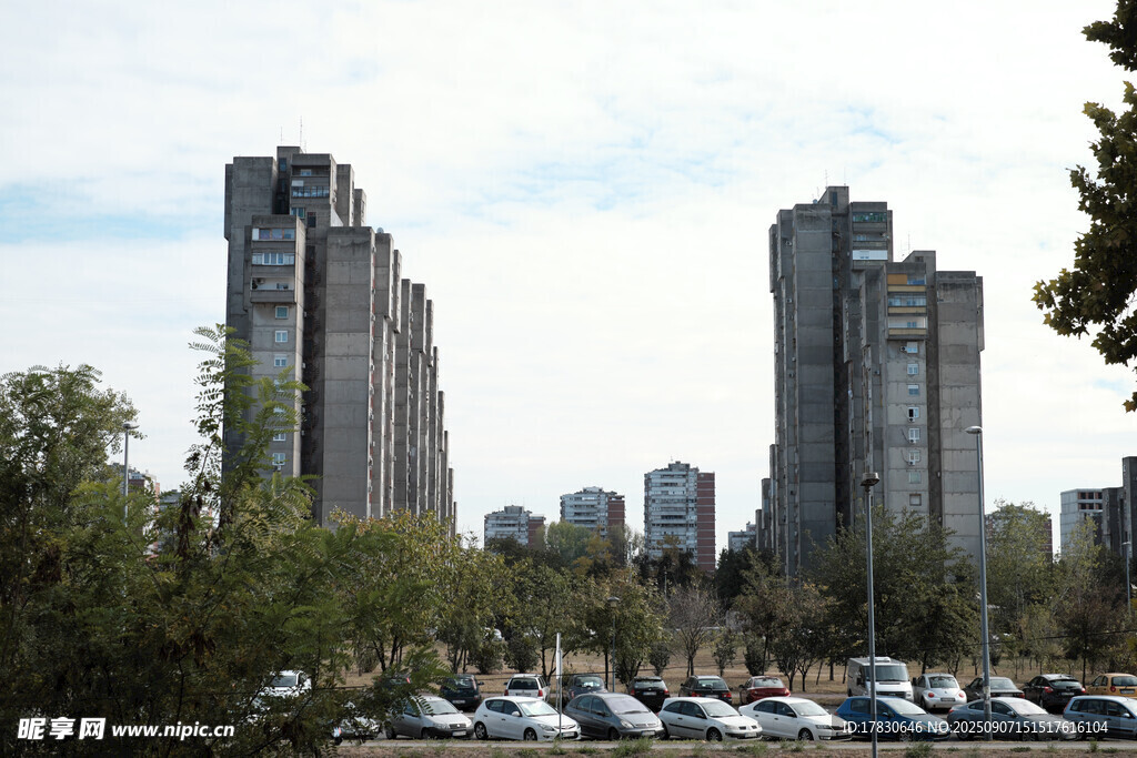 城市高楼与停车场景观