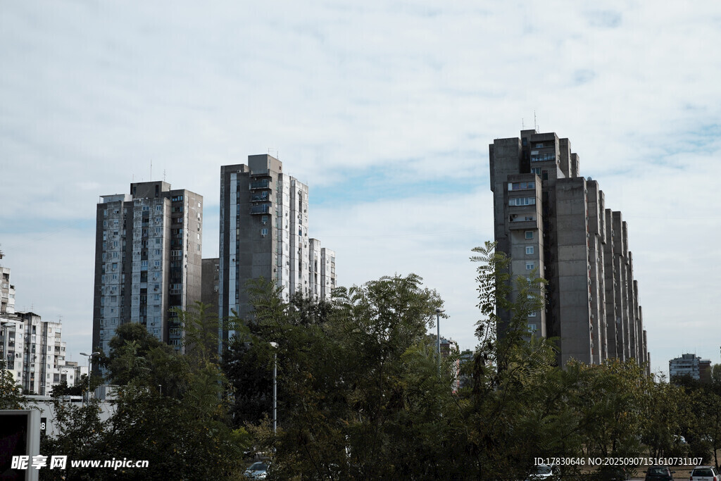 城市高楼与绿树景观