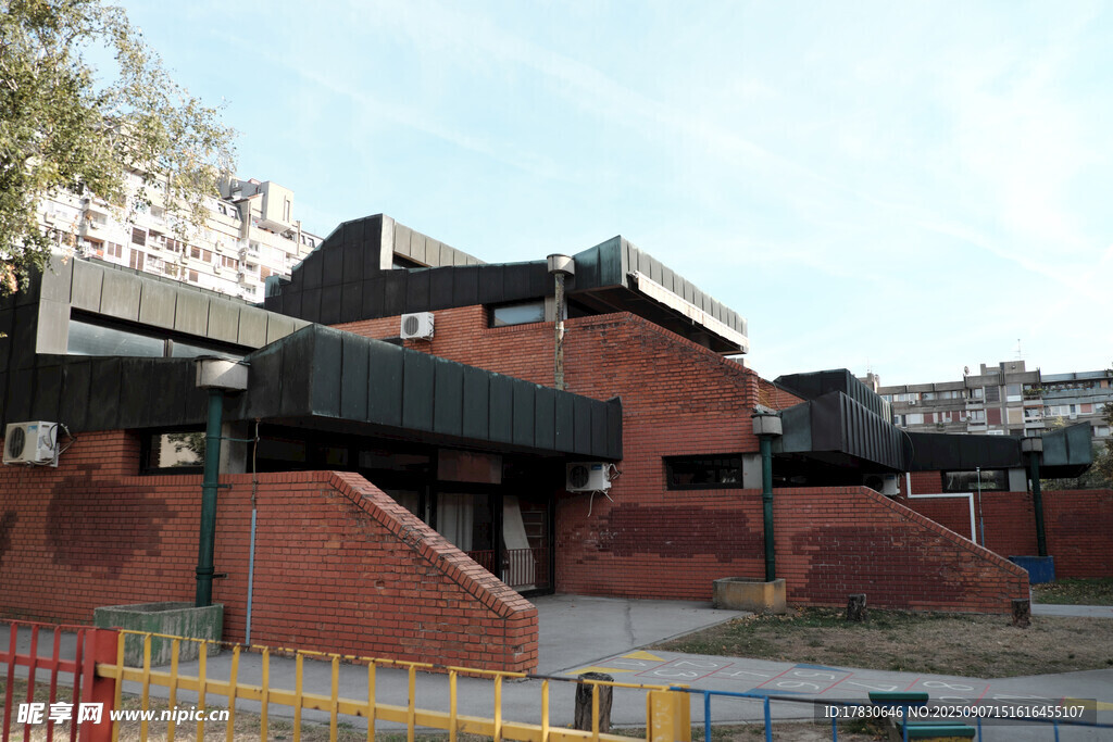 现代红砖建筑外观景观