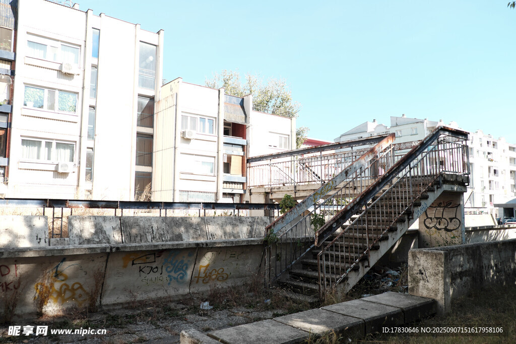 河畔铁梯与多层建筑景观