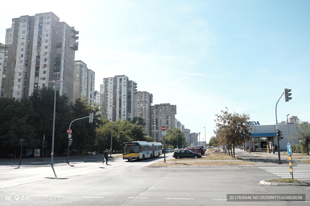 城市街道旁的高楼景象