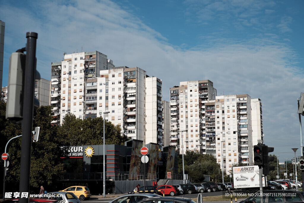 城市高楼与繁忙街道景象