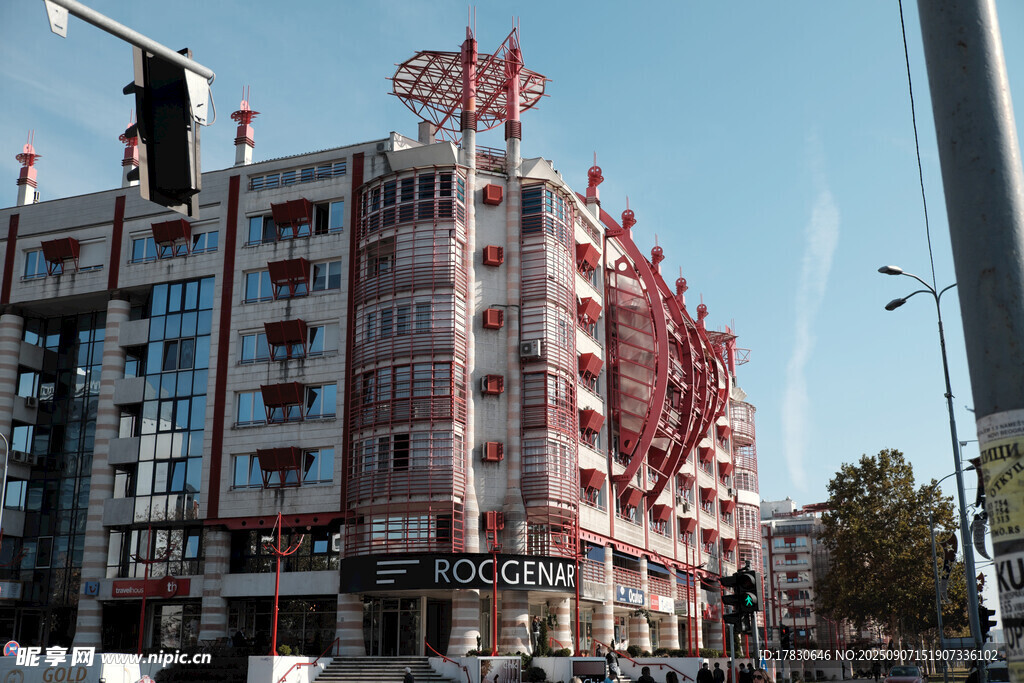 城市街角的多彩建筑
