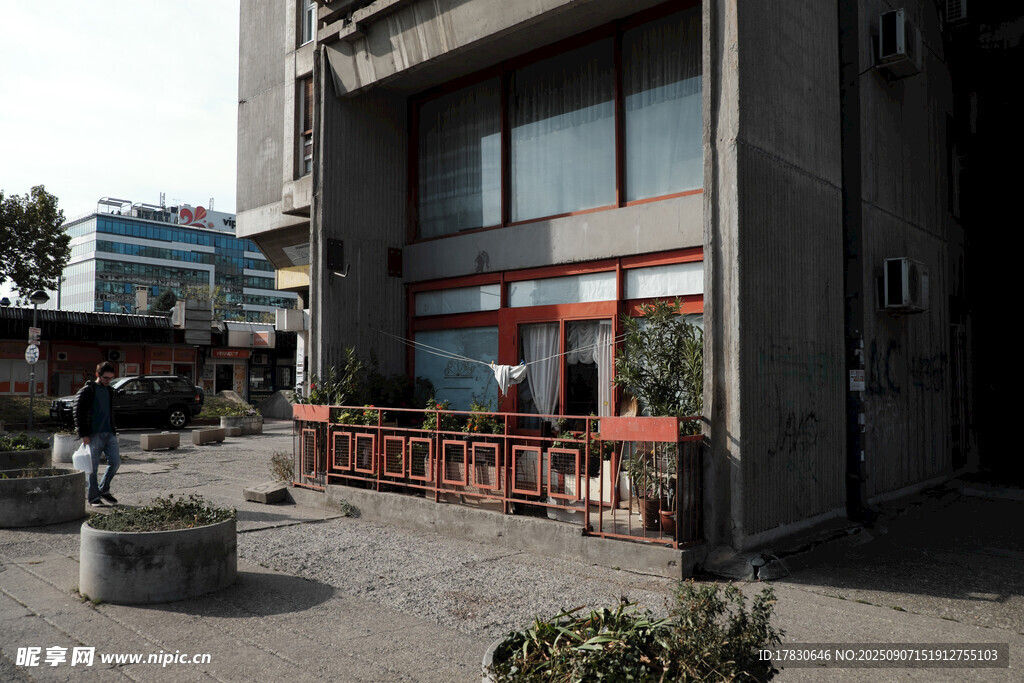 街边店铺外的休闲场景