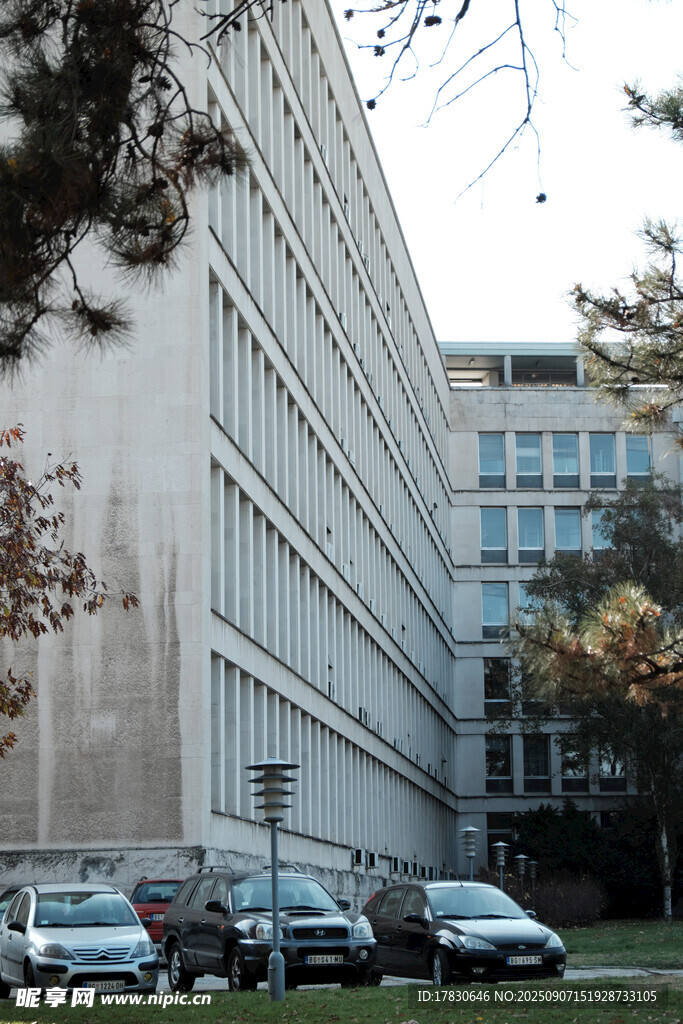 现代建筑旁的停车场景