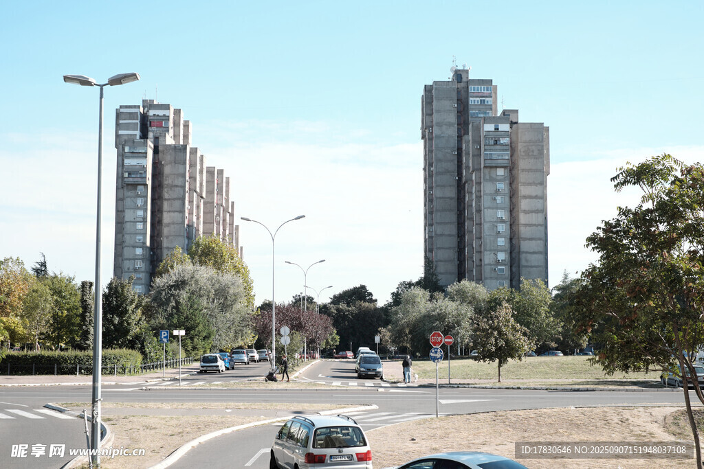城市道路旁的高楼景观