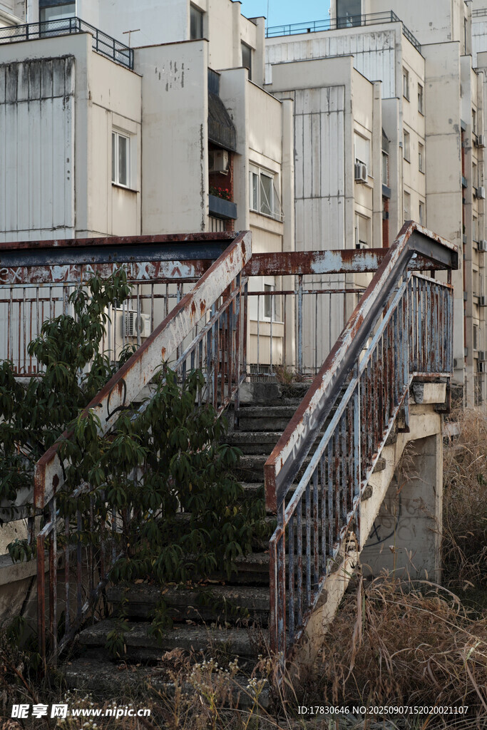 废弃建筑旁的金属楼梯