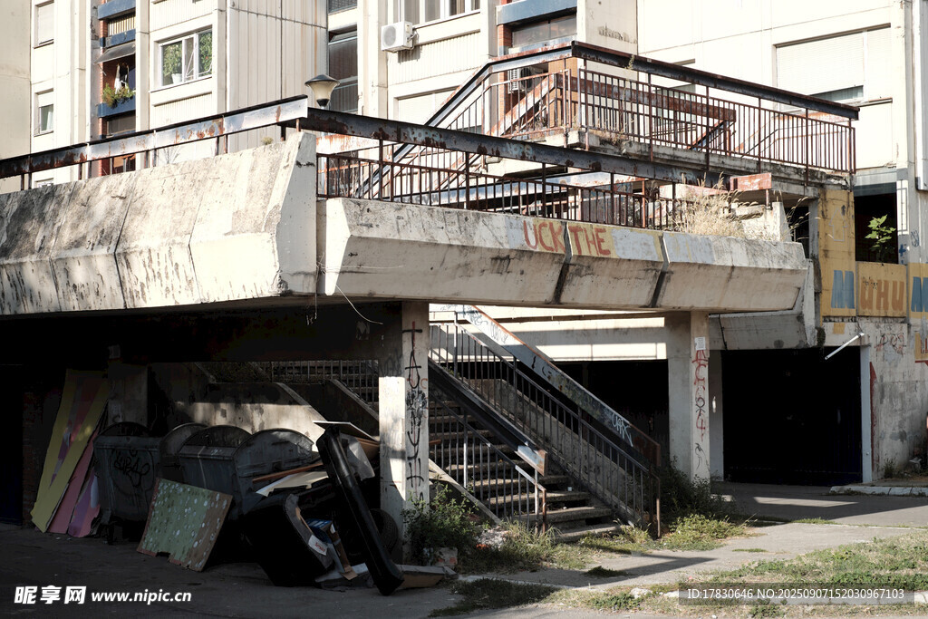 废弃建筑现场景象