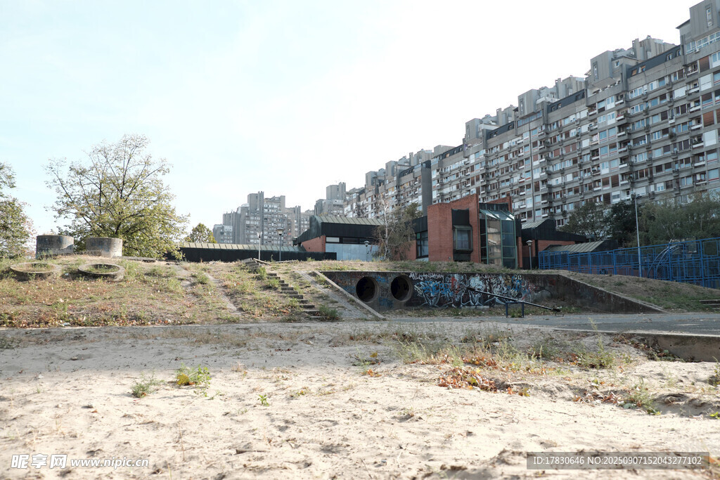 城市中荒废的建筑工地