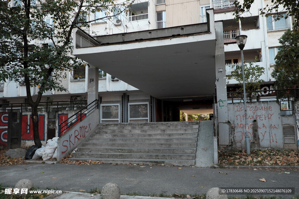 老旧建筑门前景象